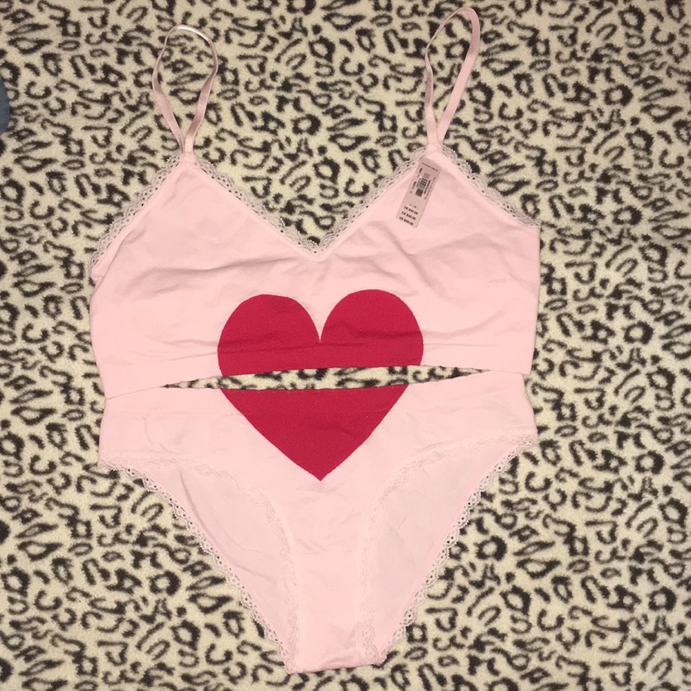 PERFECT for Vday!!! 😍Cute bra and panty set